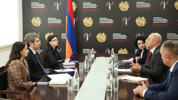 Министр юстиции Григор Минасян принял представителей Всемирного банка во главе с ведущим специалистом по финансовому управлению ВБ Арманом Ватяном и главным специалистом по финансовому управлению ВБ Курамом Фаруком (29 мая 2023). Еревaн - Sputnik Армения