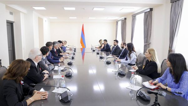 Министр иностранных дел Арарат Мирзоян встретился с парламентской делегацией членов Сената и Палаты депутатов Аргентины, возглавляемую председателем группы дружбы Армения-Аргентина Гиджермо Андрада (29 мая 2023). Еревaн - Sputnik Армения
