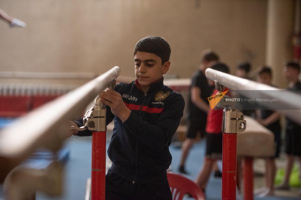 Мастер спорта международного класса, двукратный чемпион мира, гимнаст Гамлет Манукян на тренировке - Sputnik Армения