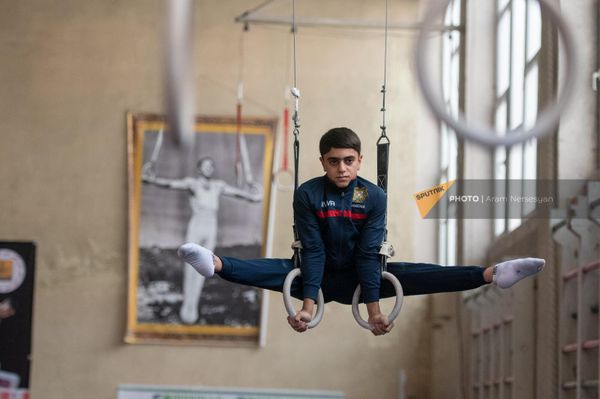 Мастер спорта международного класса, двукратный чемпион мира, гимнаст Гамлет Манукян на тренировке - Sputnik Армения