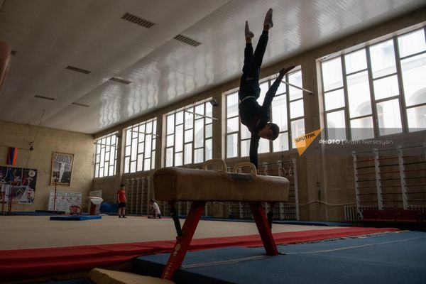 Мастер спорта международного класса, двукратный чемпион мира, гимнаст Гамлет Манукян на тренировке - Sputnik Армения