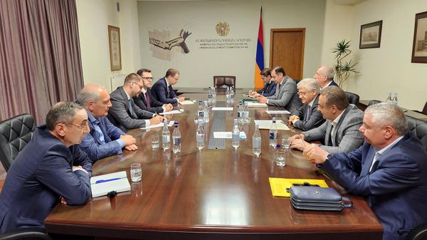 Председатель комитета по градостроительству Армен Гуларян принял делегацию металлургической компании Новосталь-М во главе с владельцем Иваном Демченко (29 мая 2023). Еревaн - Sputnik Армения