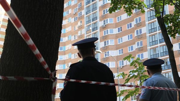 Сотрудники полиции у жилого дома, пострадавшего в результате атаки беспилотника, на улице Профсоюзная (30 мая 2023). Москвa - Sputnik Армения