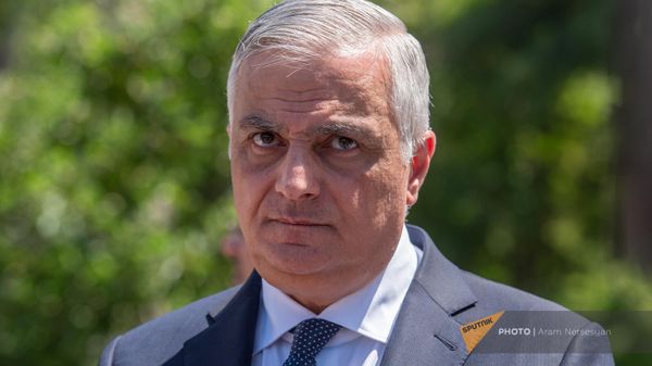 Вице-премьер Армении Мгер Григорян во время официального открытие нового автобусного парка на площади Шаумяна (30 мая 2023). Еревaн - Sputnik Армения