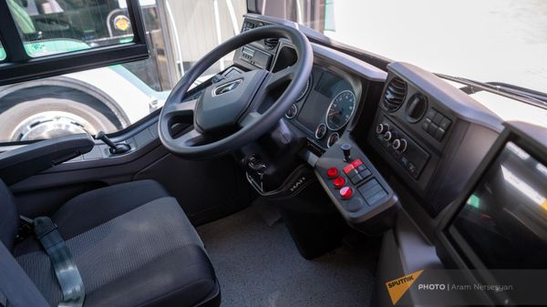 Новые автобусы столичного автобусного парка во время презентации на площади Шаумяна (30 мая 2023). Еревaн - Sputnik Армения