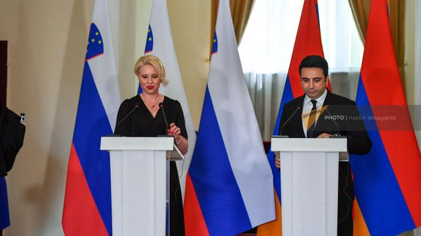 Ալեն Սիմոնյանն ու Ուրշկա Կլակոչար Զուպանչիչը - Sputnik Արմենիա