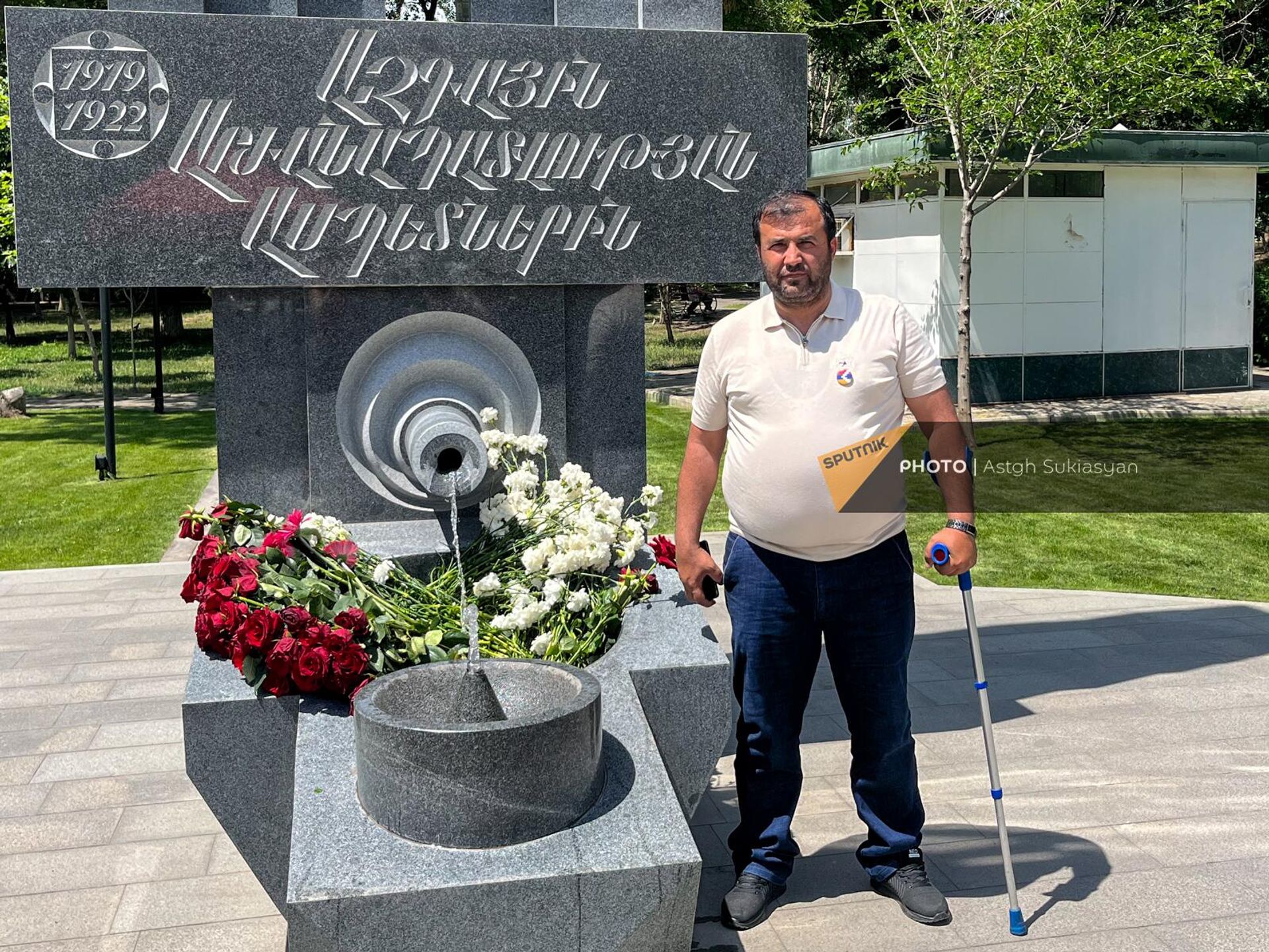 Езидский правозащитник Айсер Исаян у памятника Немезису - Sputnik Արմենիա, 1920, 30.05.2023