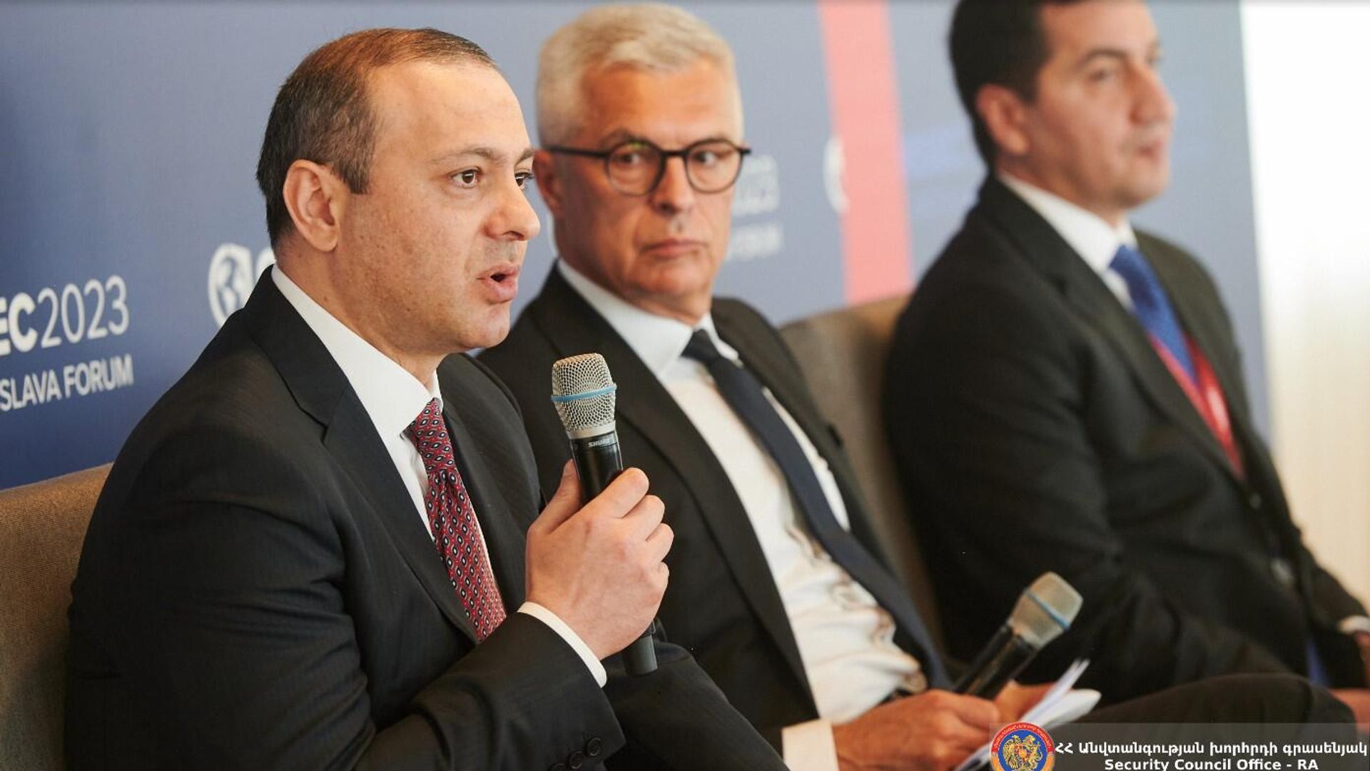 В рамках Братиславского форума GLOBSEC 2023 председатель Совбеза Армен Григорян принял участие в панельной дискуссии с помощником президента Азербайджана Хикметом Гаджиевым (30 мая 2023)/ Братислава В рамках Братиславского форума GLOBSEC 2023 председатель Совбеза Армен Григорян принял участие в панельной дискуссии с помощником президента Азербайджана Хикметом Гаджиевым (30 мая 2023)/ Братислава - Sputnik Армения, 1920, 30.05.2023