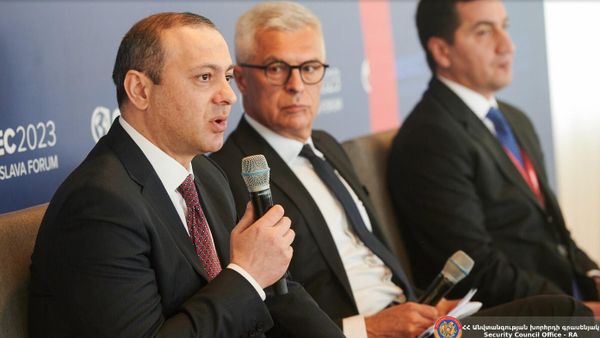 В рамках Братиславского форума GLOBSEC 2023 председатель Совбеза Армен Григорян принял участие в панельной дискуссии с помощником президента Азербайджана Хикметом Гаджиевым (30 мая 2023)/ Братислава - Sputnik Армения