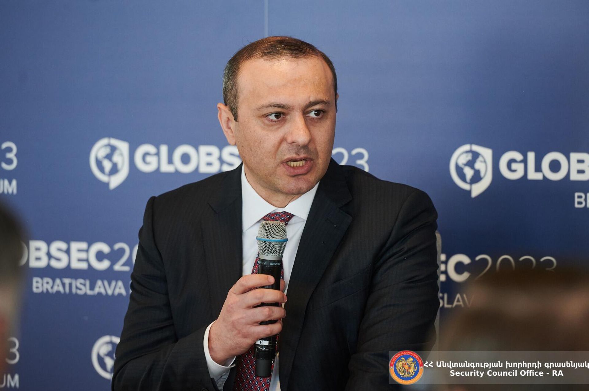 В рамках Братиславского форума GLOBSEC 2023 председатель Совбеза Армен Григорян принял участие в панельной дискуссии с помощником президента Азербайджана Хикметом Гаджиевым (30 мая 2023)/ Братислава В рамках Братиславского форума GLOBSEC 2023 председатель Совбеза Армен Григорян принял участие в панельной дискуссии с помощником президента Азербайджана Хикметом Гаджиевым (30 мая 2023)/ Братислава - Sputnik Армения, 1920, 30.05.2023