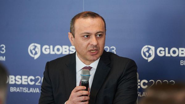 В рамках Братиславского форума GLOBSEC 2023 председатель Совбеза Армен Григорян принял участие в панельной дискуссии с помощником президента Азербайджана Хикметом Гаджиевым (30 мая 2023)/ Братислава - Sputnik Армения
