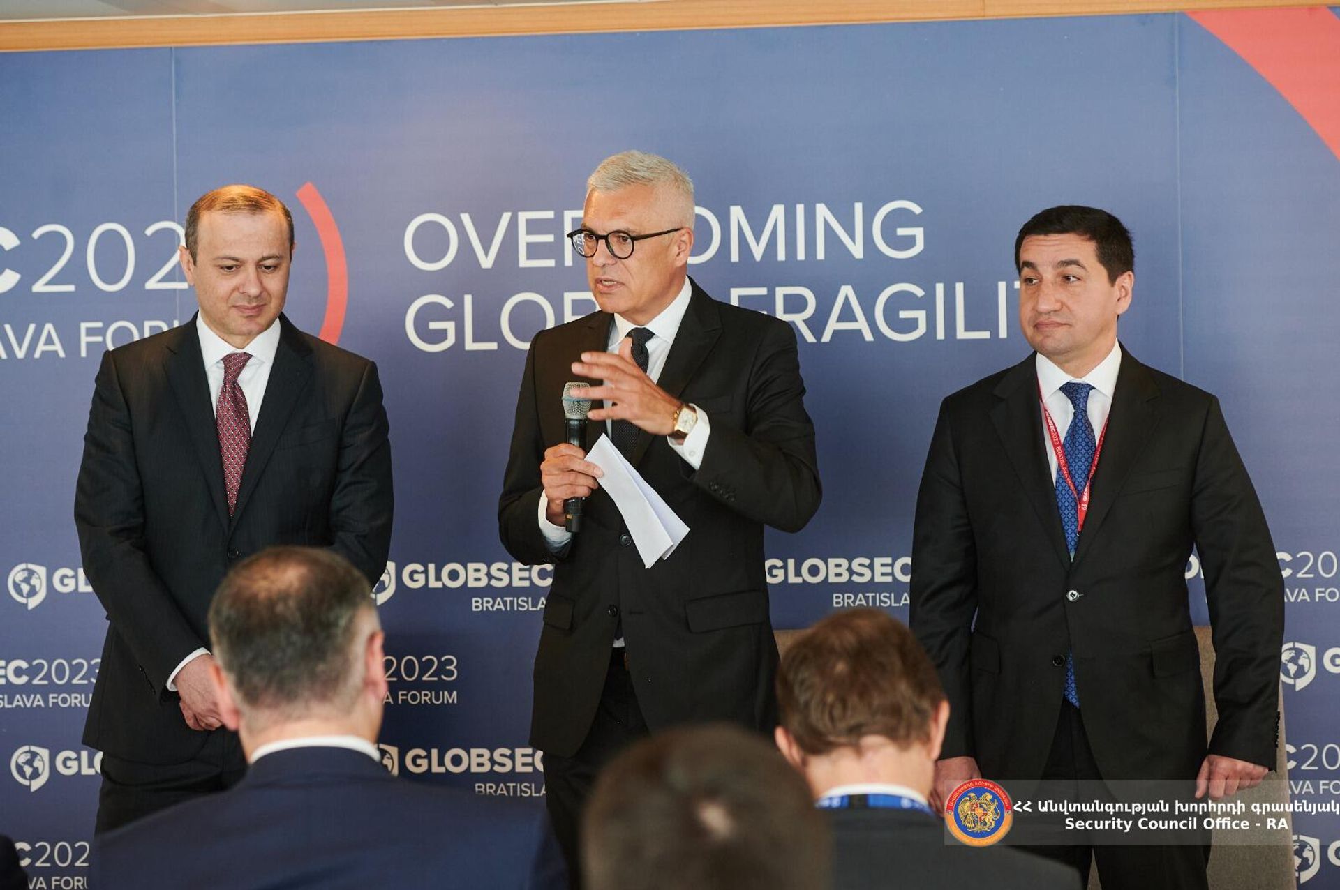 В рамках Братиславского форума GLOBSEC 2023 председатель Совбеза Армен Григорян принял участие в панельной дискуссии с помощником президента Азербайджана Хикметом Гаджиевым (30 мая 2023)/ Братислава В рамках Братиславского форума GLOBSEC 2023 председатель Совбеза Армен Григорян принял участие в панельной дискуссии с помощником президента Азербайджана Хикметом Гаджиевым (30 мая 2023)/ Братислава - Sputnik Армения, 1920, 30.05.2023