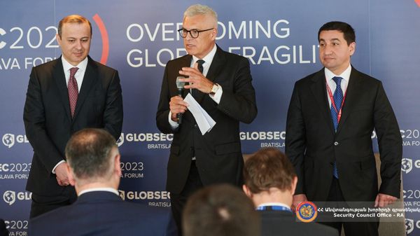 В рамках Братиславского форума GLOBSEC 2023 председатель Совбеза Армен Григорян принял участие в панельной дискуссии с помощником президента Азербайджана Хикметом Гаджиевым (30 мая 2023)/ Братислава - Sputnik Армения