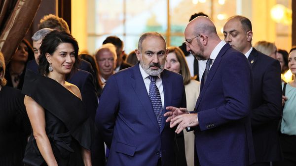 Նիկոլ Փաշինյանը կնոջ և Շառլ Միշելի հետ - Sputnik Արմենիա