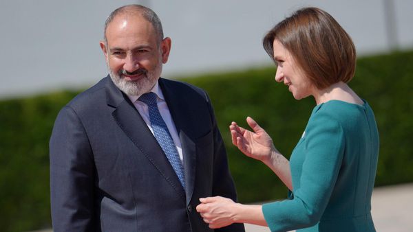 Президент Молдовы Майя Санду приветствует премьер-министра Армении Никола Пашиняна во время прибытия на саммит Европейского политического сообщества в Бульбоаке (1 июня 2023). Молдова - Sputnik Армения