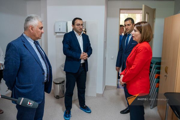 Министр здравоохранения Анаит Аванесян на открытии Клиники наследственной онкологической предрасположенности им. Карины в гематологическом центре им. Йоляна (1 июня 2023). Еревaн - Sputnik Армения