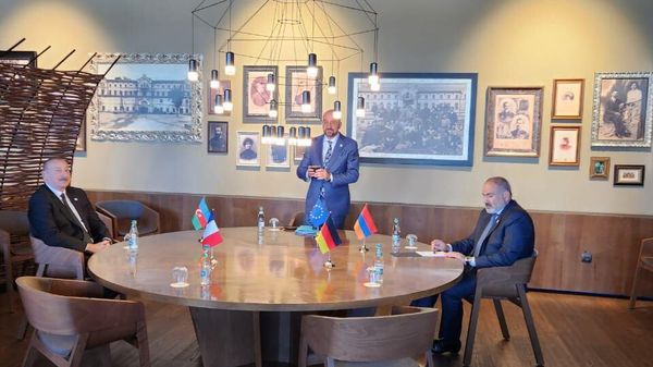 Встреча премьер-министра Армении Никола Пашиняна, президента Евросоюза Шарля Мишеля и президента Азербайджана Ильхама Алиева (1 июня 2023), Бульбоак, Молдавия - Sputnik Армения