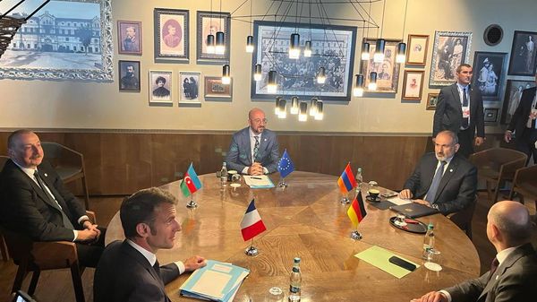 Встреча премьер-министра Армении Никола Пашиняна, президента Евросоюза Шарля Мишеля, президента Азербайджана Ильхама Алиева, канцлера Германии Олафа Щольца и президента Франции Эммануэля Макрона (1 июня 2023), Бульбоак, Молдавия - Sputnik Армения