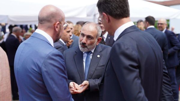 Премьер-министр Никол Пашинян разговаривает с главой Европейского Союза Шарлем Мишелем в рамках пятисторонней встречи в Молдове (1 июня 2023), Бульбоак - Sputnik Армения