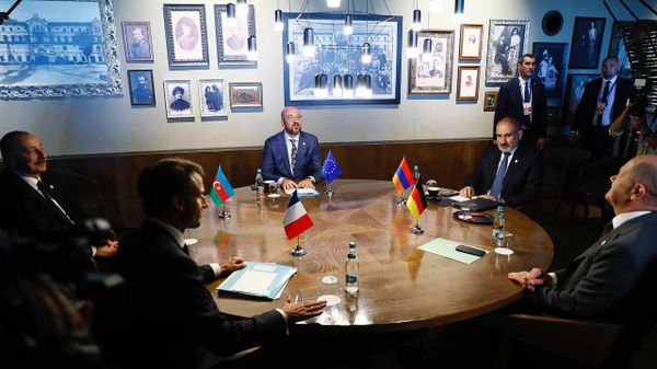 Пятисторонняя встреча премьер-министра Армении Никола Пашиняна, президента Евросоюза Шарля Мишеля, президента Азербайджана Ильхама Алиева, канцлера Германии Олафа Щольца и президента Франции Эммануэля Макрона (1 июня 2023), Бульбоак, Молдова - Sputnik Армения