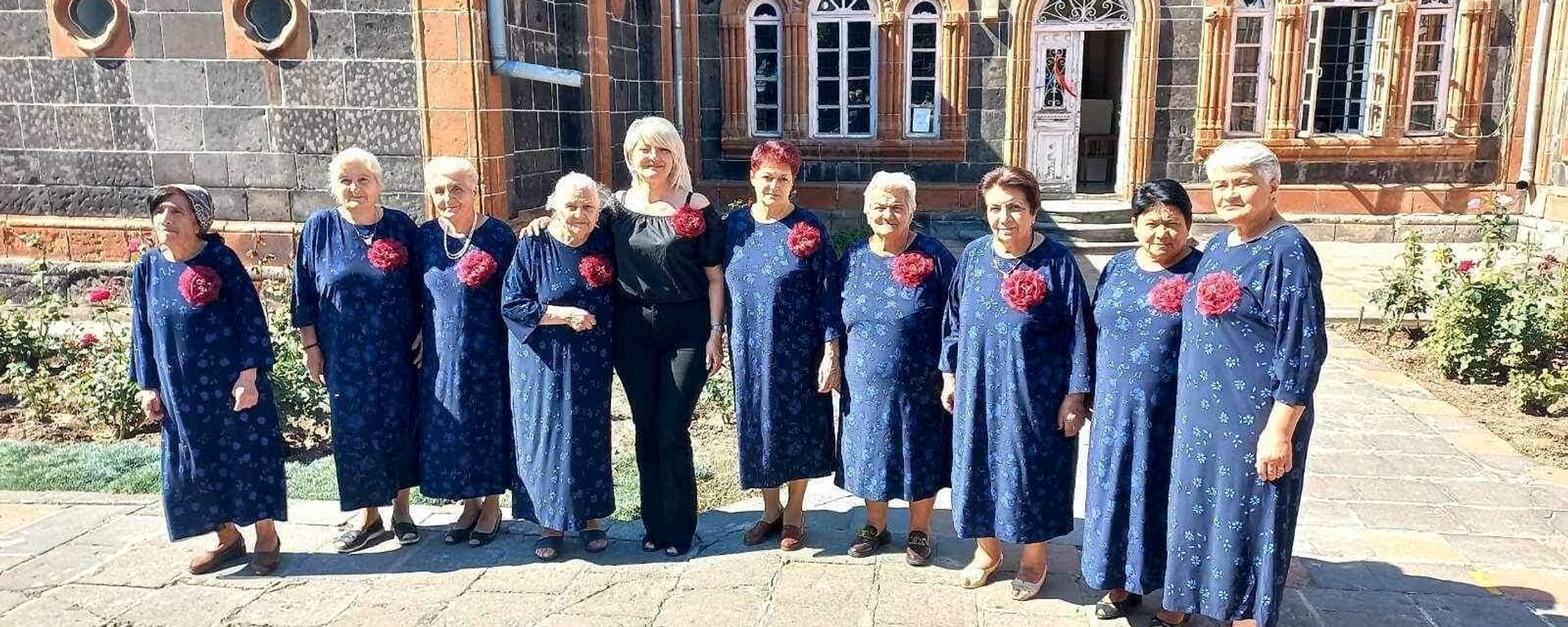 Хор бабушек из Гюмри вместе с художественным руководителем Мариной Манучаровой - Sputnik Армения, 1920, 04.06.2023