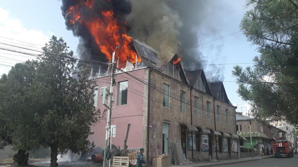 Пожар на крыше коммерческого здания в Ехегнадзоре (2 июня 2023). Вайоц Дзор - Sputnik Армения