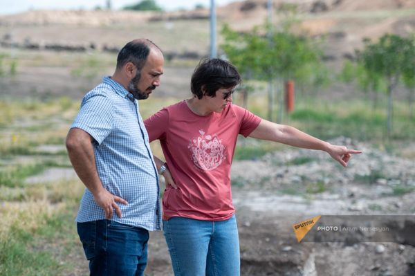 Помощник директора Государственного Эрмитажа, археолог Юлия Марченко и директор историко-арxеологического музея-заповедника Эребуни Микаэл Бадалян на территории раскопок у холма - Кармир блур Помощник директора Государственного Эрмитажа, археолог Юлия Марченко и директор историко-арxеологического музея-заповедника Эребуни Микаэл Бадалян на территории раскопок у холма - Кармир блур - Sputnik Армения