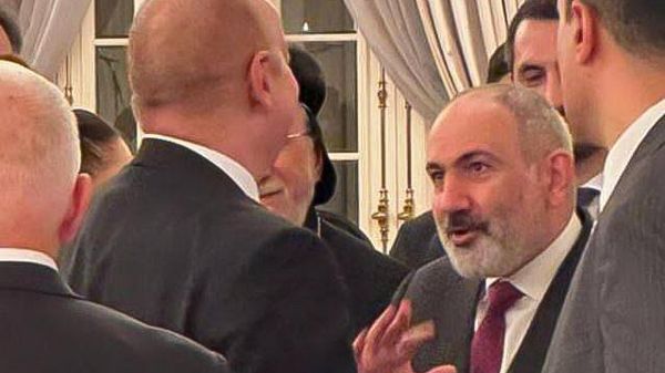 Премьер-министр Армении Никол Пашинян и президент Азербайджана Ильхам Алиев беседуют в кулуарах церемонии инаугурации переизбранного президента Турции Тайипа Эрдогана (3 июня 2023). Анкара - Sputnik Армения