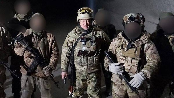 Бойцы подразделения ЧВК Вагнер и основатель группы бизнесмен Евгений Пригожин (11 января 2023). Соледар - Sputnik Армения