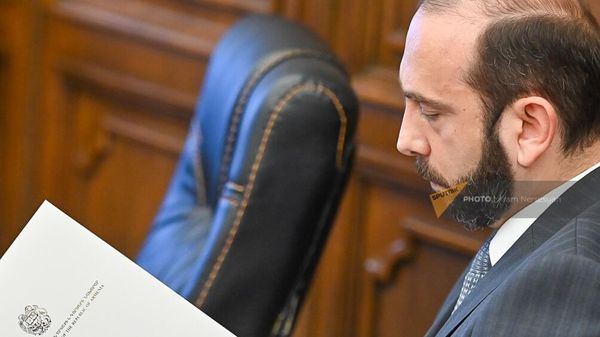 Министр иностранных дел Арарат Мирзоян на совместном заседании постоянных комиссий НС по внешним связям, финансово-кредитным и бюджетным вопросам (5 июня 2023). Еревaн - Sputnik Армения