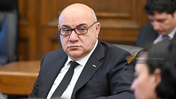 Депутат Гурген Арсенян на совместном заседании постоянных комиссий НС по внешним связям, финансово-кредитным и бюджетным вопросам (5 июня 2023). Еревaн - Sputnik Армения