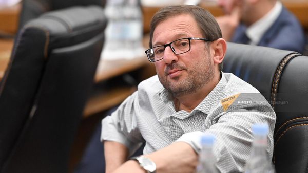Депутат Гегам Манукян на совместном заседании постоянных комиссий НС по внешним связям, финансово-кредитным и бюджетным вопросам (5 июня 2023). Еревaн - Sputnik Армения
