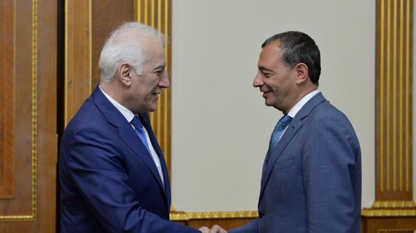 Президент Ваагн Хачатурян принял Чрезвычайного и Полномочного Посла Итальянской Республики Альфонсо Ди Риццо (5 июня 2023). Еревaн - Sputnik Армения