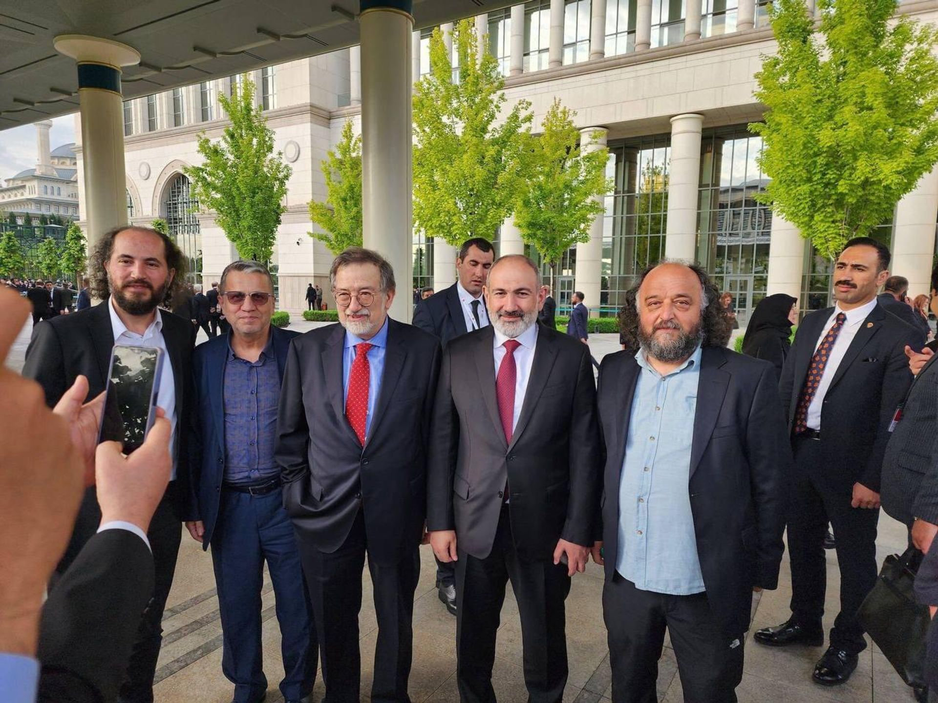 Пашинян фотографируется с Муратом Бардакчи, турецким журналистом-радикалистом восхлавляющего Талаата Пашу и зверства младотурков Пашинян фотографируется с Муратом Бардакчи, турецким журналистом-радикалистом восхлавляющего Талаата Пашу и зверства младотурков - Sputnik Армения, 1920, 05.06.2023