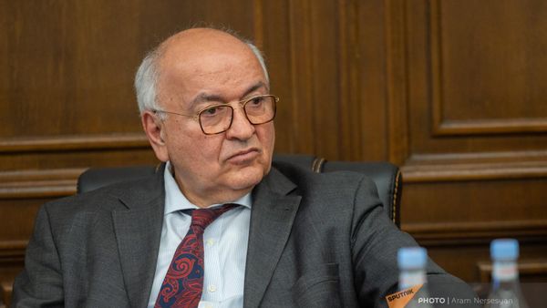 Замминистра территориального управления и инфраструктур Ваче Тертерян на заседании в Национальном собрании (6 июня 2023). Еревaн - Sputnik Армения