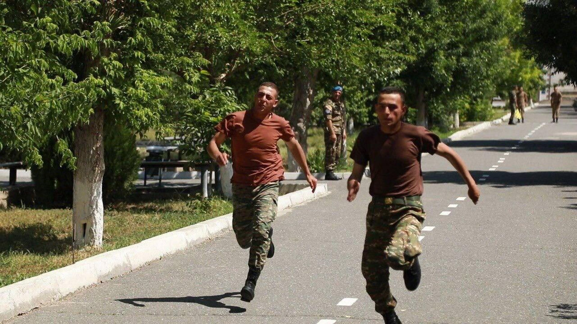 В рамках процесса аттестации военнослужащих в учебных центрах ВC был проверен уровень индивидуальной физической подготовки бенефициаров программы «Защитник Отечества» (6 мюня 2023) - Sputnik Արմենիա, 1920, 06.06.2023