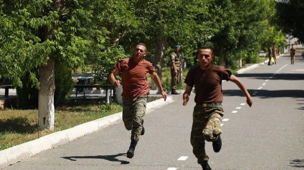 В рамках процесса аттестации военнослужащих в учебных центрах ВC был проверен уровень индивидуальной физической подготовки бенефициаров программы «Защитник Отечества» (6 мюня 2023) - Sputnik Армения