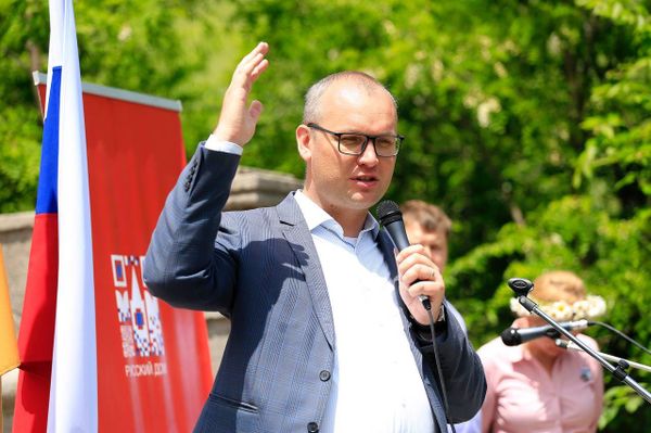 Алексей Сандыков на театрализованном торжестве у памятника Пушкину в честь дня рождения поэта на перевале близ города Степанаван (6 июня 2023). Лори Алексей Сандыков на театрализованном торжестве у памятника Пушкину в честь дня рождения поэта на перевале близ города Степанаван (6 июня 2023). Лори - Sputnik Армения