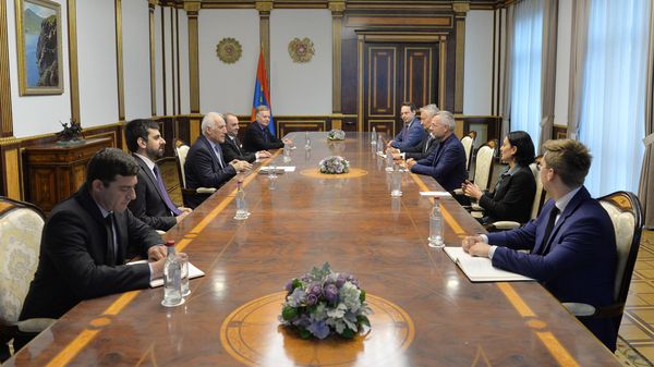 Президент Ваагн Хачатурян принял председателя комитета по внешним связям Бундестага Германии Михаэля Рота. (7 июня 2023). Еревaн - Sputnik Армения