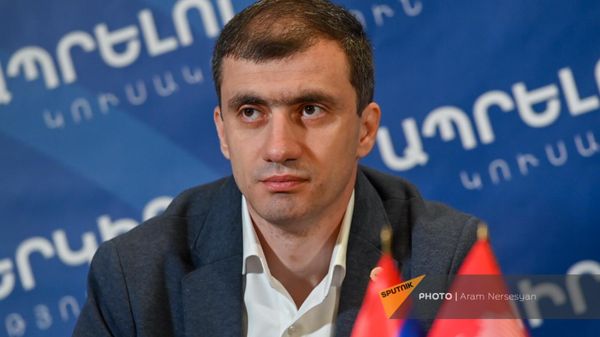 Учредитель партии Страна для жизни Месроп Аракелян на пресс-конференции политсовета партии Страна для жизни (8 июня 2023). Еревaн - Sputnik Армения