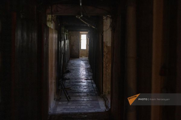 Արցախի պողոտայի 4-րդ նրբանցքի վթարային շենքի միջանցքներից մեկը - Sputnik Արմենիա