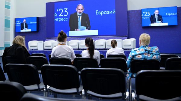 Журналисты следят за выступлением премьер-министра Армении Никола Пашиняна на пленарном заседани III Евразийского конгресса (9 июня 2023). Сoчи - Sputnik Армения