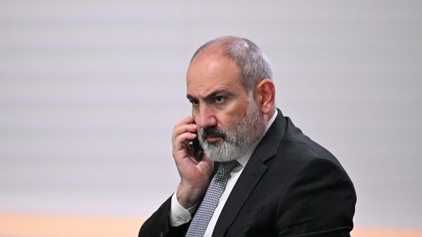 Премьер-министр Никол Пашинян перед началом встречи президента РФ Владимира Путина с главами, участвующими в заседаниях Евразийского межправительственного совета и совета глав правительств СНГ (9 июня 2023). Сочи - Sputnik Армения