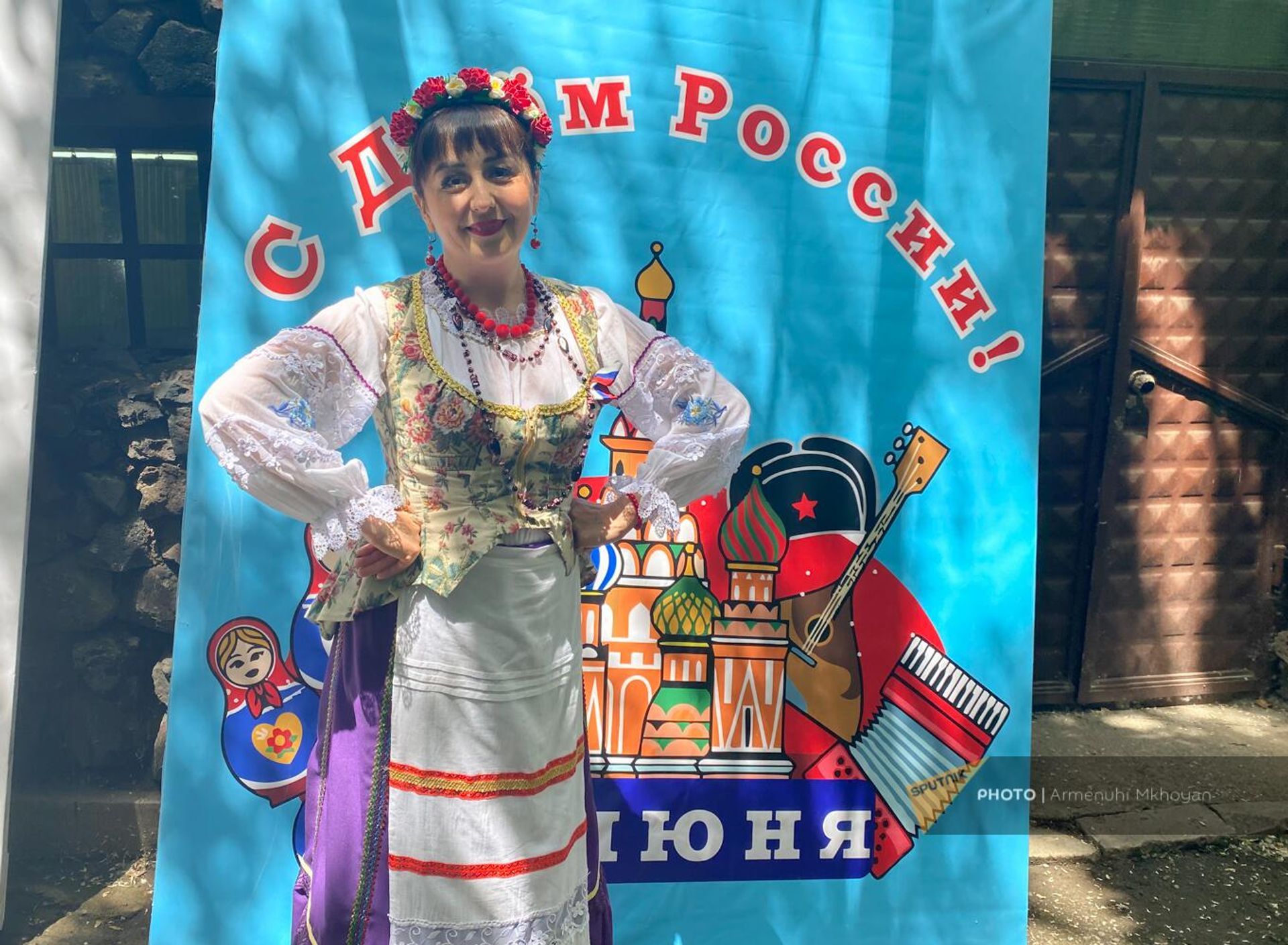 Галя Ульмасова в числе релокантов отмечает День России в Ширакской области (10 июня 2023). Гюмри Галя Ульмасова в числе релокантов отмечает День России в Ширакской области (10 июня 2023). Гюмри - Sputnik Армения, 1920, 10.06.2023
