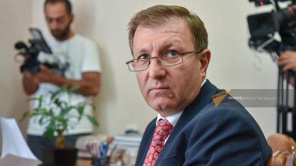 Армен Смбатян во время подачи заявление Айакве членов и сторонников инициативной группы ЦИК (12 июня 2023). Еревaн - Sputnik Армения