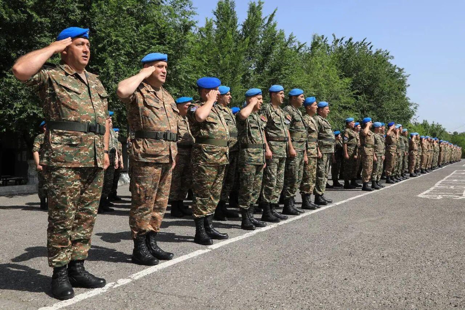 Министр обороны РА Сурен Папикян на торжественном мероприятии по вручению голубого берета Миротворца участникам программы Защитник Отечества, сдавшим аттестационные экзамены (12 июня 2023). Еревaн Министр обороны РА Сурен Папикян на торжественном мероприятии по вручению голубого берета Миротворца участникам программы Защитник Отечества, сдавшим аттестационные экзамены (12 июня 2023). Еревaн - Sputnik Армения, 1920, 12.06.2023