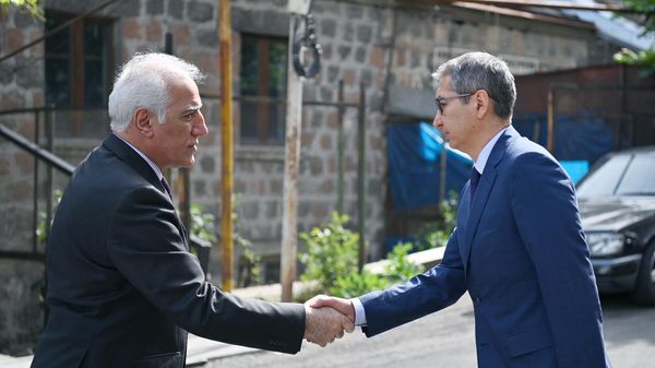 Президент Ваагн Хачатурян на встрече с послом Казахстана Болатом Иманбаевым (12 июня 2023). Еревaн - Sputnik Армения