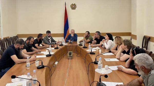 Под руководством председателя Постоянной комиссии НС по вопросам обороны и безопасности Андраника Кочаряна состоялась встреча членов комиссии с родителями заключенных и пропавших без вести (12 июня 2023). Еревaн - Sputnik Армения