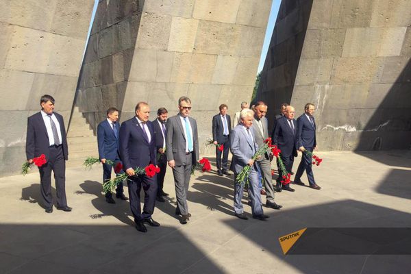 Спецпредставитель президента России по международному культурному сотрудничеству Михаил Швыдкой, начальник управления президента РФ по межрегиональным и культурным связям с зарубежными странами Игорь Маслов, замглавы Минобрнауки Константин Могилевский и другие представители российской делегации посетили Цицернакаберд (13 июня 2023). Еревaн - Sputnik Армения