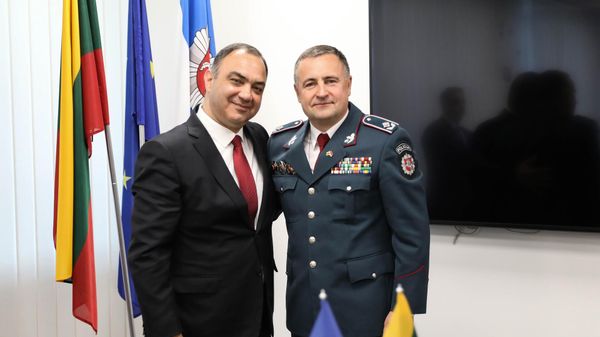 Делегация во главе с министром внутренних дел Ваге Казаряном встретилась с главным комиссаром Департамента полиции Министерства внутренних дел Литвы генералом Ренатасом Пожелой (13 июня 2023). Вильнюс - Sputnik Армения